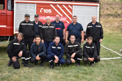 önkéntes csapat a kocsi előtt