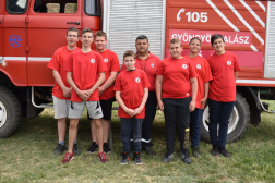 önkéntes csapat a kocsi előtt